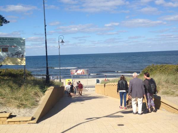 wejście z deptaku na plażę