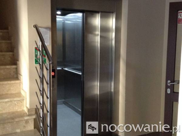 duża winda z garażu na każde piętro budynku