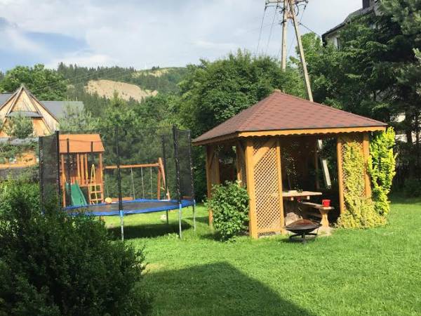 Ogród z placem zabaw.