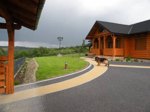 Dom Jodłowy wjazd do posesji