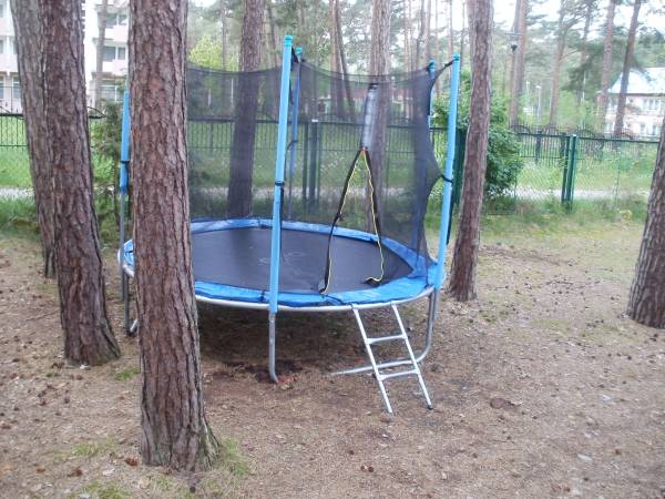 Trampolina na ośrodku.