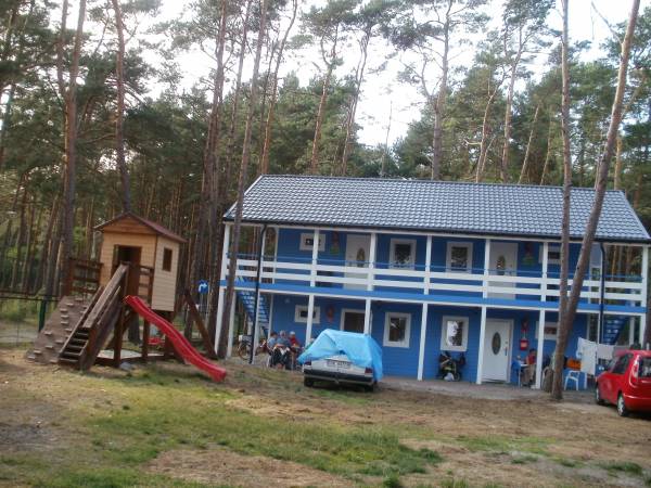 Domki piętrowe z mieszkaniami 2-pokojowym.