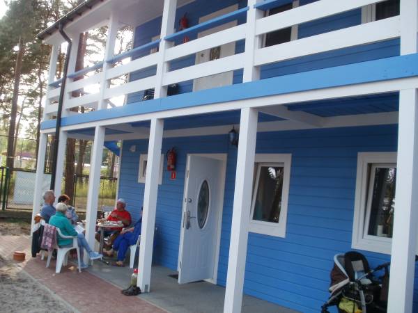 Domki piętrowe z mieszkaniami 2-pokojowym.