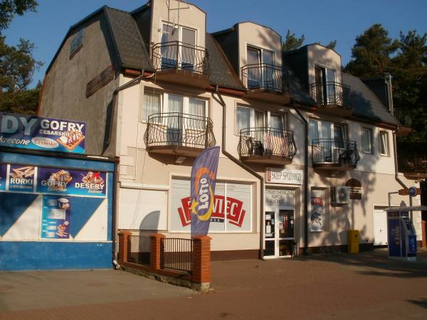 Przy ośrodku -sklepy i bary.