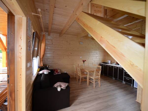 Domek wewnątrz – salon z aneksem