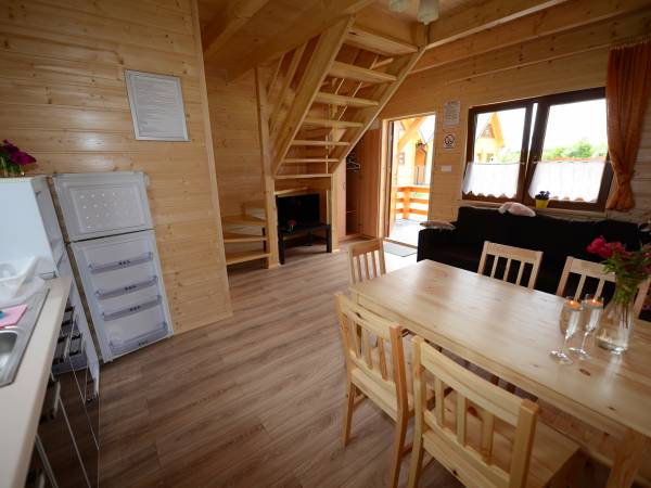 Domek wewnątrz – salon z aneksem