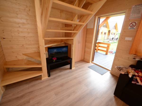 Domek wewnątrz – salon z aneksem