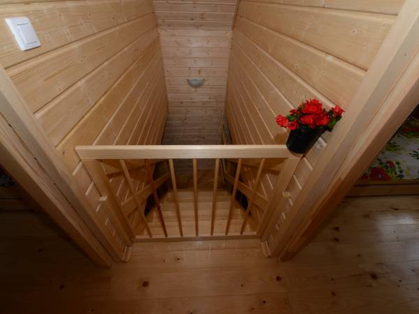 Domek wewnątrz – bramka zabezpieczająca (w domkach 4-6)