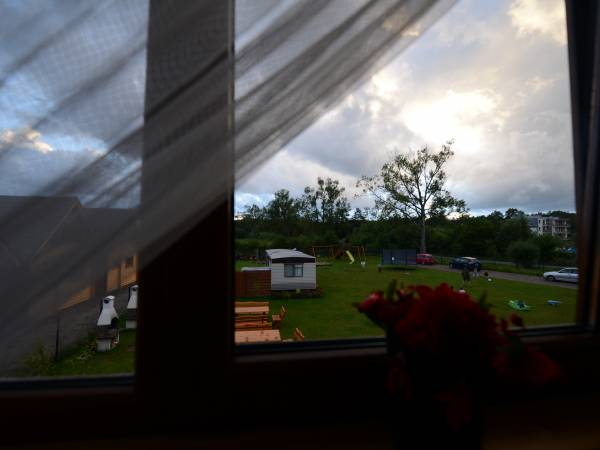 Domek wewnątrz – sypialnia zachodnia widok na posesję