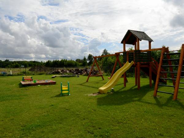 Domki na zewnątrz - plac zabaw