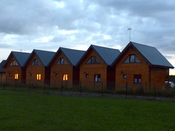 Domki na zewnątrz - wieczór