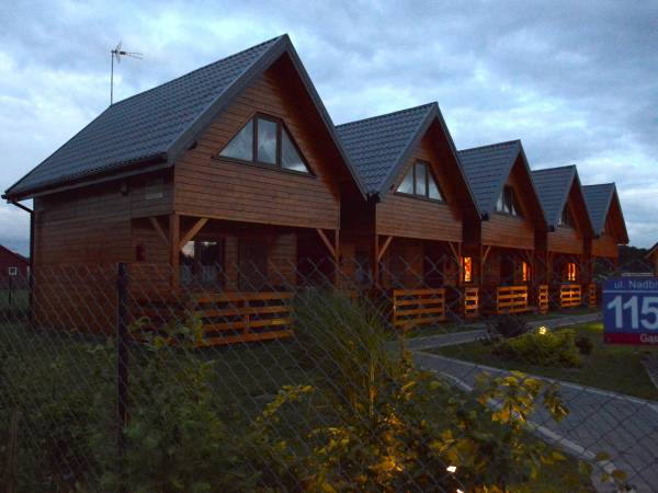 Domki na zewnątrz - wieczór