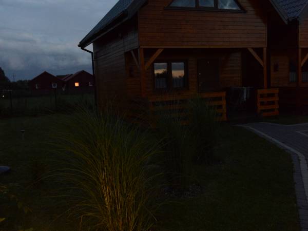 Domki na zewnątrz - wieczór