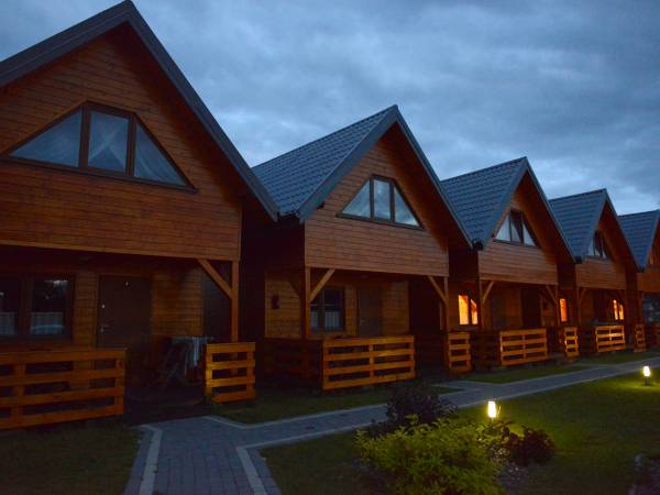 Domki na zewnątrz - wieczór