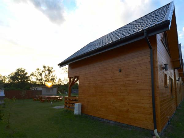 Domki na zewnątrz - wieczór