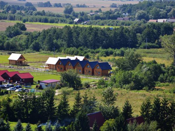 Widok domków z latarni