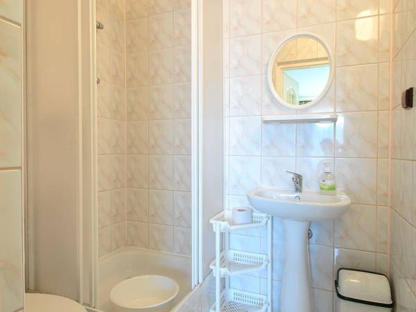 łazienka do pokoju 4-osobowego na piętrze