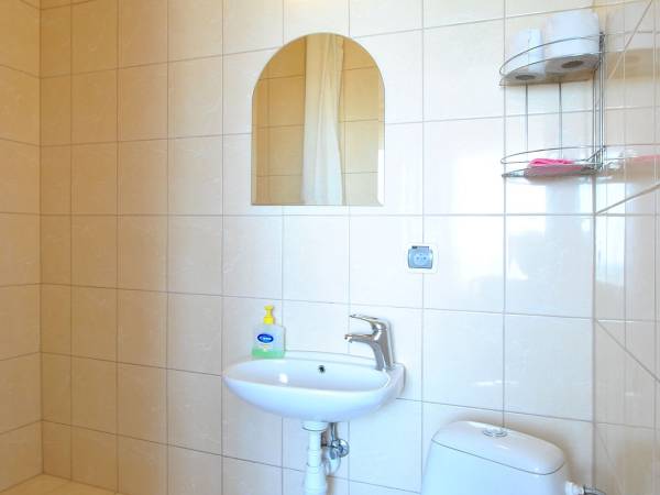 łazienka do pokoju 3-osobowego na piętrze