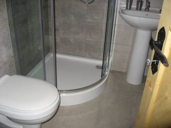 łazienka w domku z bala