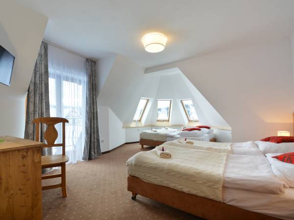 Pokój cztroosobowy z balkonem i widokiem na góry