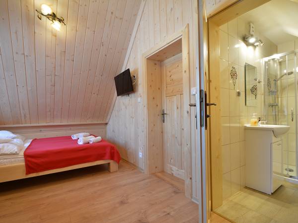 Z oknami na polanę i las.