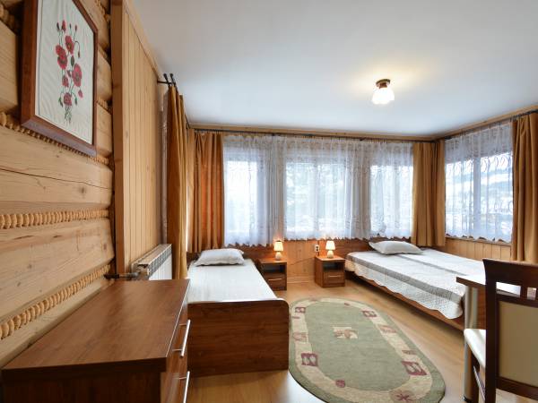 Pokój 3 osobowy z łazienką (nr 2).