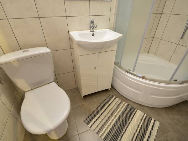 Łazienka w pokoju dwuosobowym nr 1.