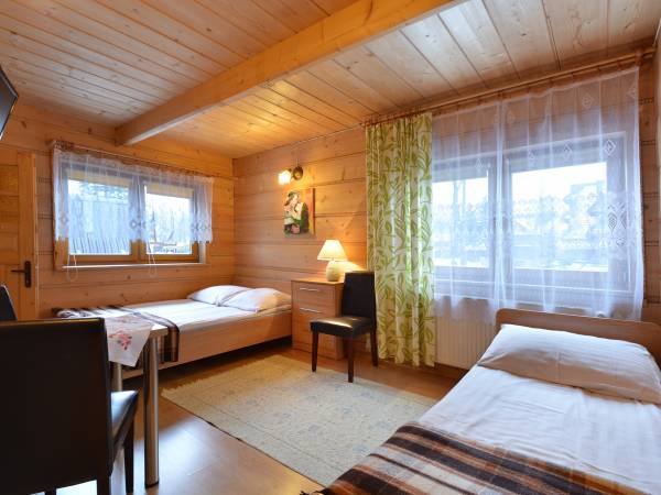 Pokój 3 osobowy z łazienką (nr 7).