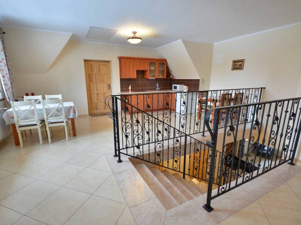 Aneks kuchenny i klatka schodowa.