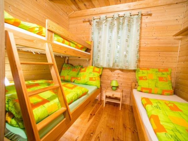 sypialnia w 3-6 osobowym domku