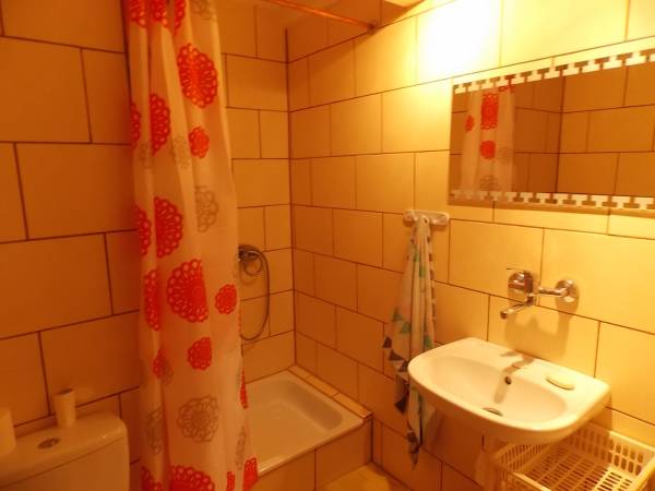 Łazienką do pokoju 4 osobowego nr 3