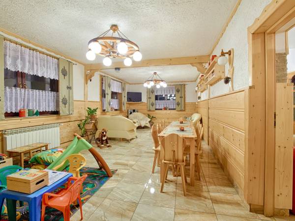 pokój dzienny i koncik dla dzieci