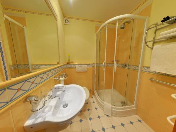 pok. Anyżowy łazienka Willa Amor Krynica Morska pokoje blisko morza