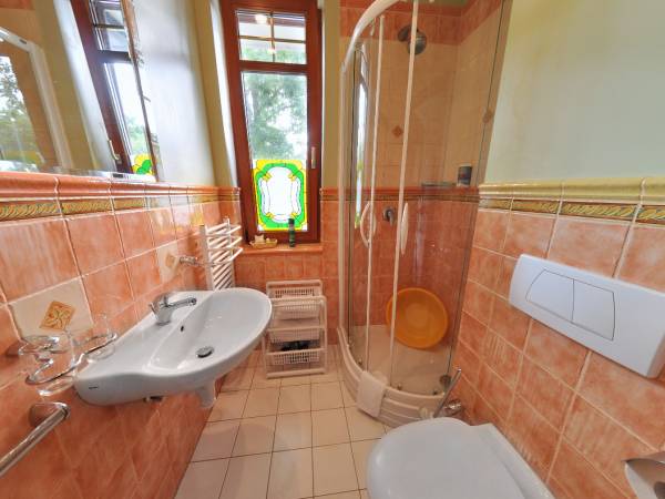 Łazienka pok. Rozmarynowy Willa Amor Krynica Morska pokoje blisko morza