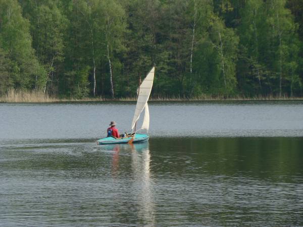 Kajak z ożaglowaniem