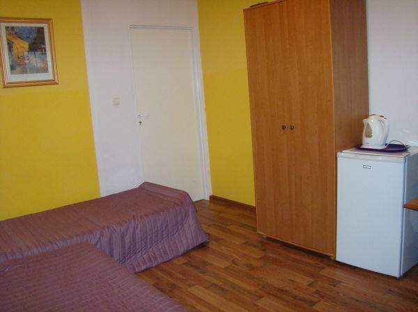 Pokój z łazienką i lodówką