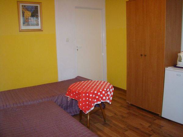 Pokój z łazienka i lodówką