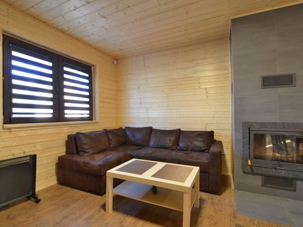 salon-domek z kominkiem