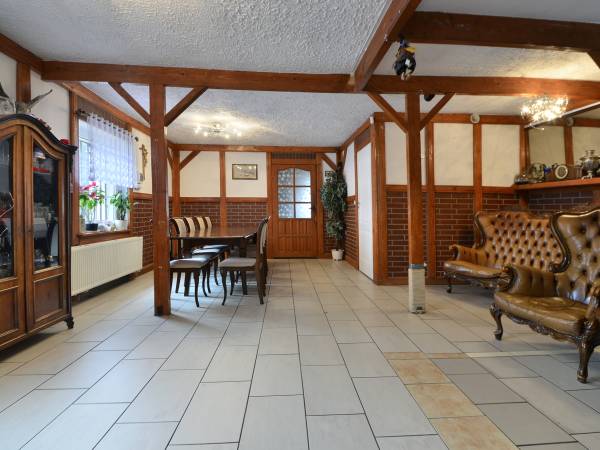 Salon w głównym domu dla gosci ktorzy spozywaja posiłki zakupione u gospodarzy