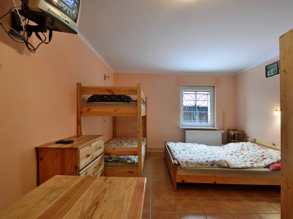 Pokoj czteroosobowy w glownym domu na dole