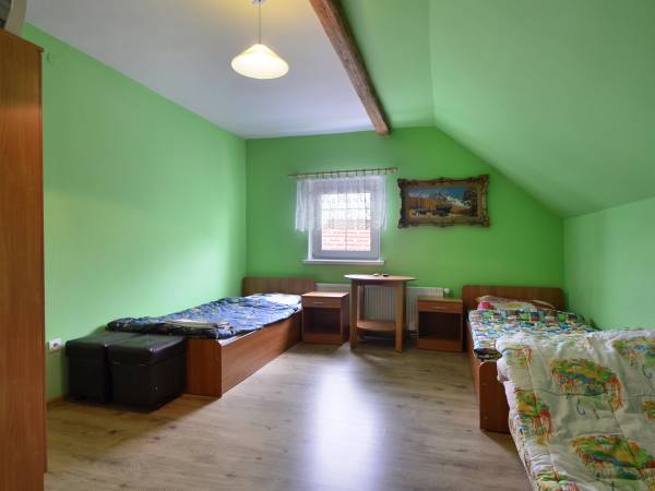 okoj czteroosobowy z łazienka gdzie jest wersalka dla dwoch osob oraz dwa pojedyncze łozka