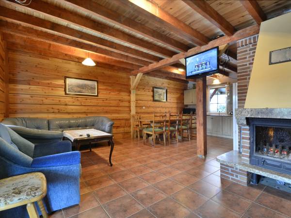 Salon z aneksem w domu drewnianym