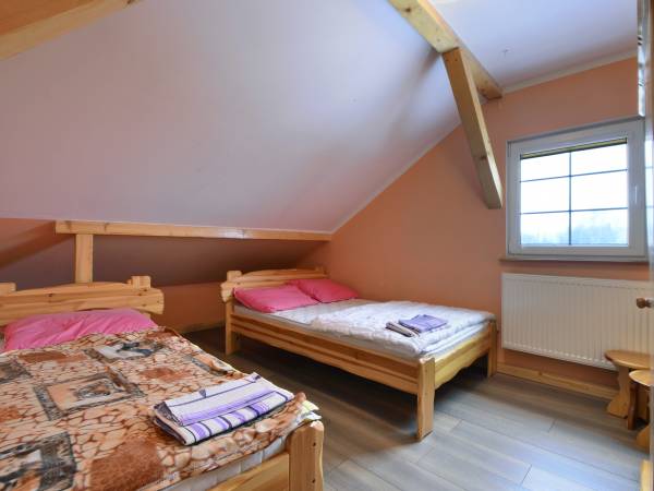 Pokoj trzy osobowy na pietrze w domu drewnianym