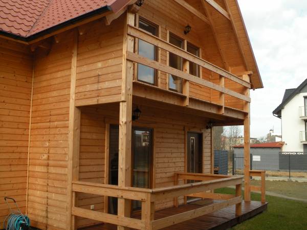 dom z dwoma apartamentami na piętrze