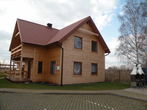 dom z dwoma apartamentami na piętrze