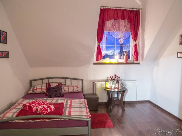 pokój nr 2. małżeńskie łóżko. Możliwość dostawki.