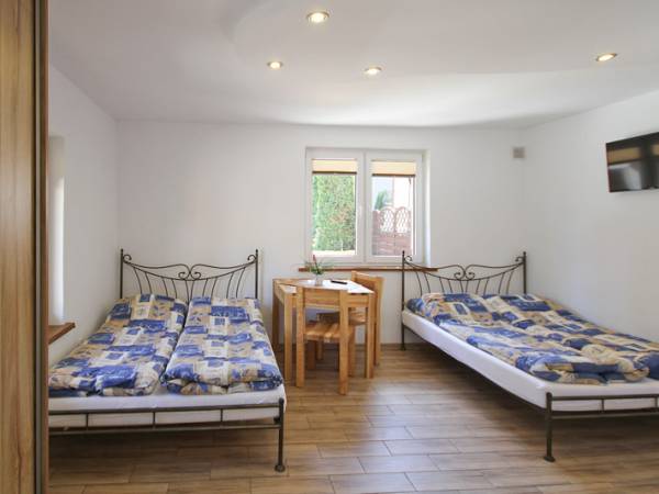 Nr 11 - pokój 4-osobowy, południowo-wschodni, z wyjściem na ogród