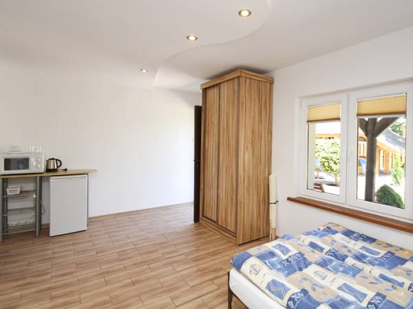 Nr 11 - pokój 4-osobowy, południowo-wschodni, z wyjściem na ogród