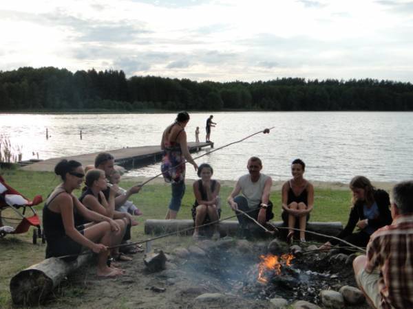 Ognisko nad jeziorem Sopień