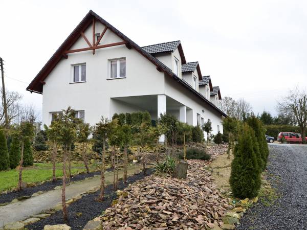 widok z dolnego parkingu w deszczowy pochmurny dzień.